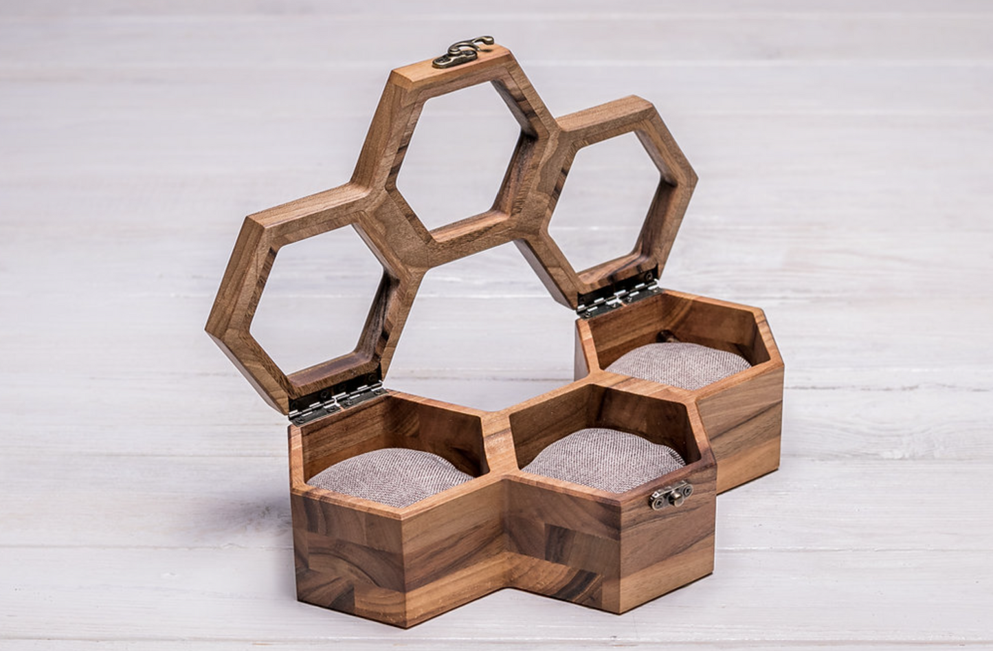 Hexagonale Box für drei Uhren