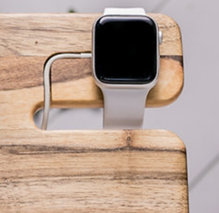 Stylischer Klapp-Organizer aus Walnussholz