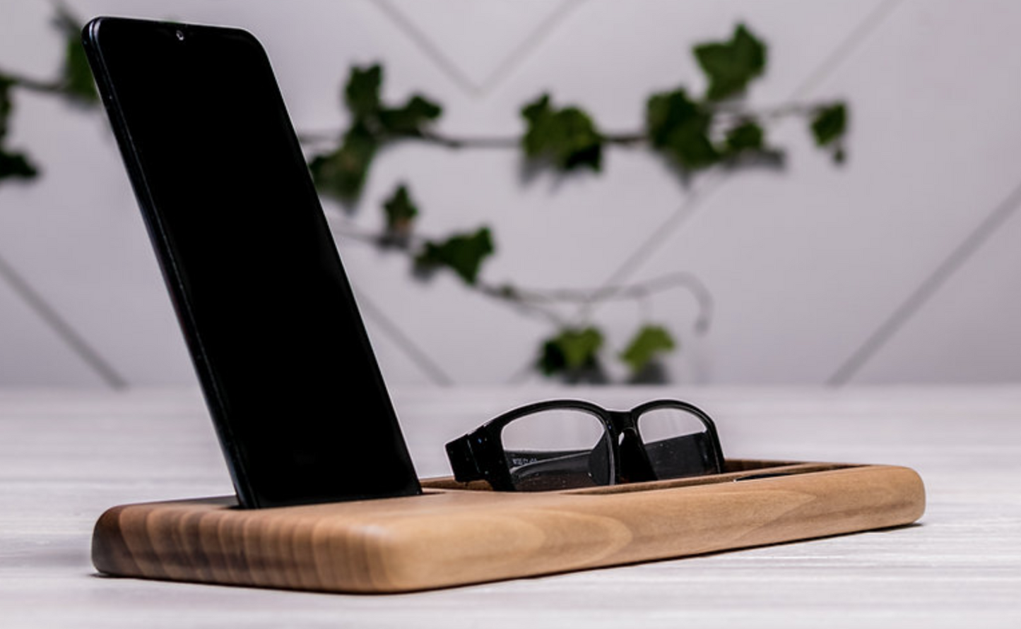 Business Holzständer aus Walnussholz