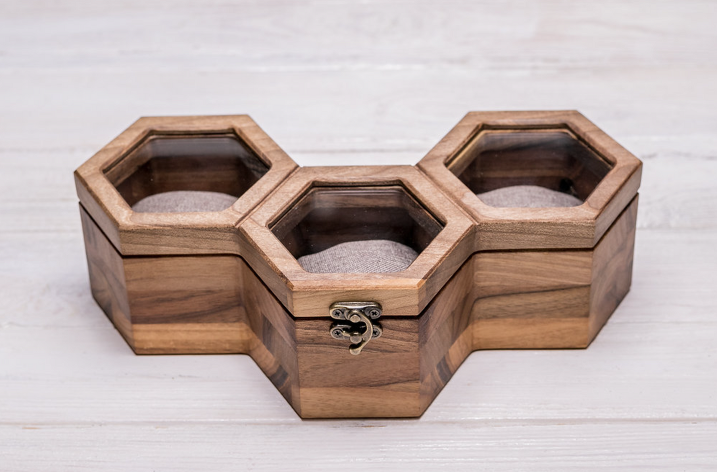 Hexagonale Box für drei Uhren