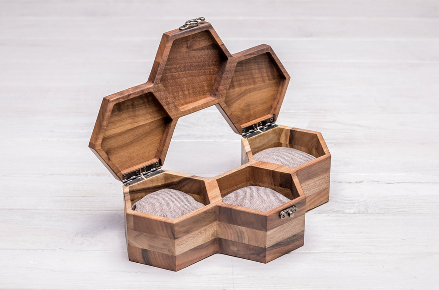 Hexagonale Box für drei Uhren