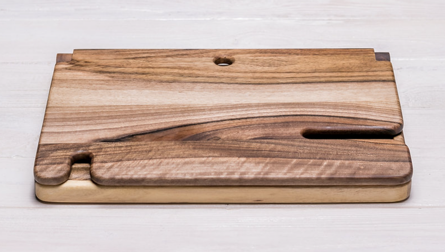 Stylischer Klapp-Organizer aus Walnussholz