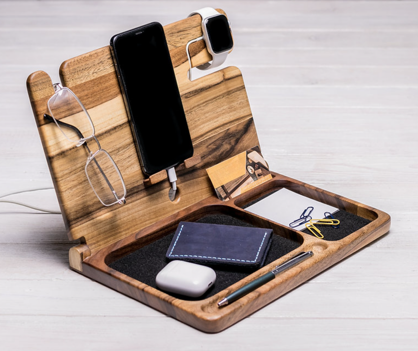 Stylischer Klapp-Organizer aus Walnussholz