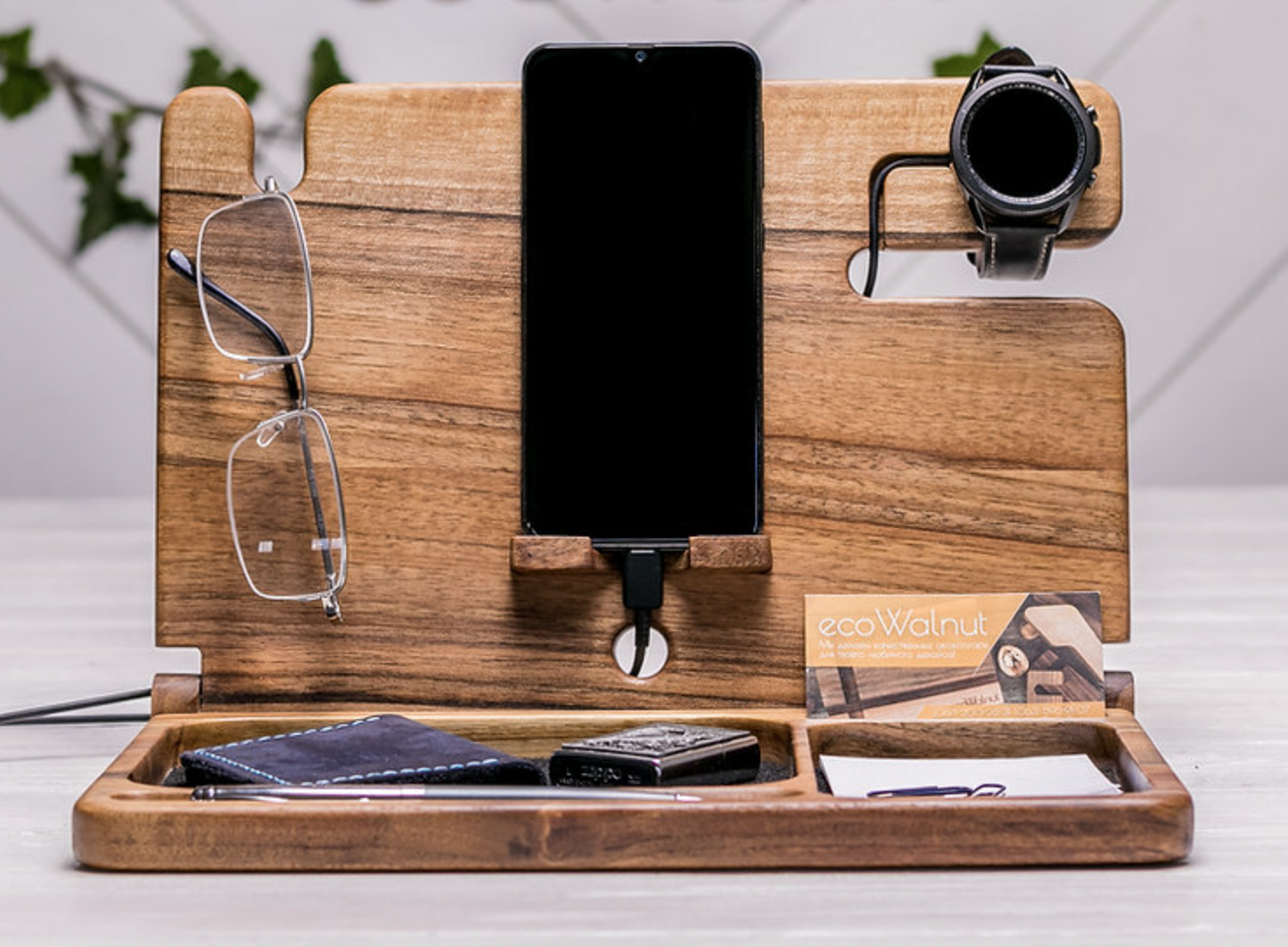 Stylischer Klapp-Organizer aus Walnussholz