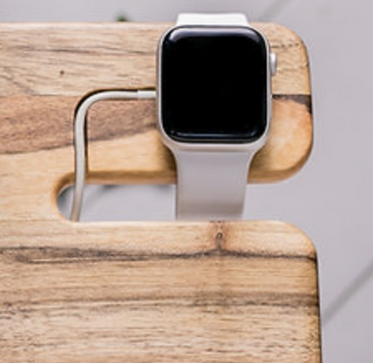 Stylischer Klapp-Organizer aus Walnussholz