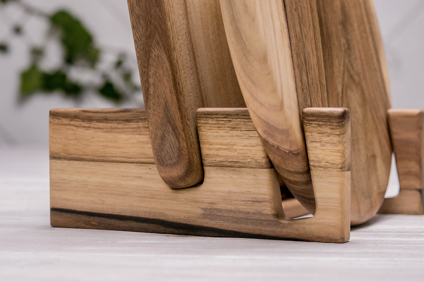 Walnussschneidebrett Ständer